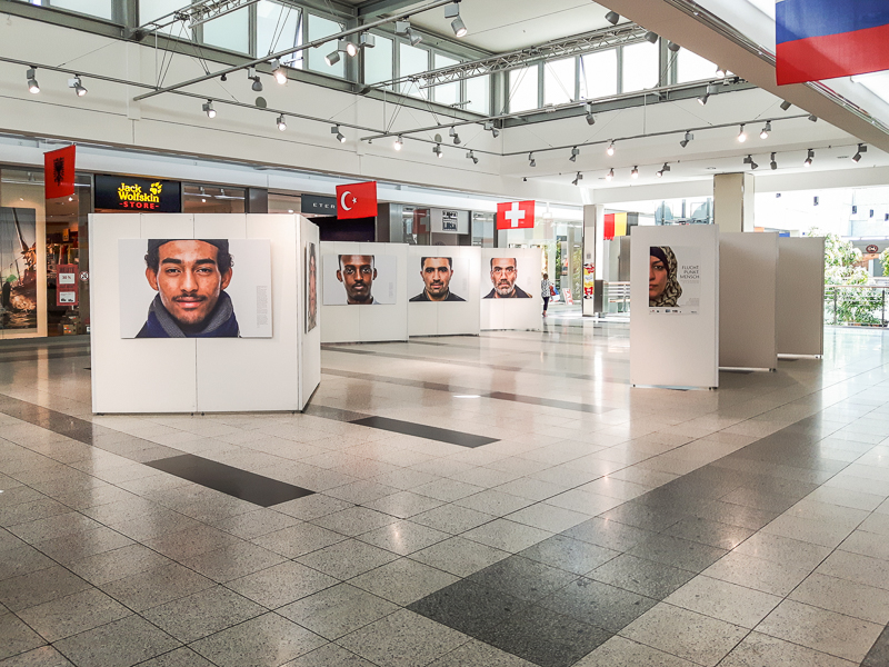 Ausstellung Projekt FLUCHT.PUNKT.MENSCH - Donau-Einkaufszentrum Regensburg 2016