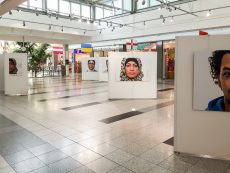 Ausstellung Projekt FLUCHT.PUNKT.MENSCH - Donau-Einkaufszentrum Regensburg 2016
