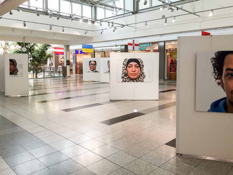 Ausstellung Projekt FLUCHT.PUNKT.MENSCH - Donau-Einkaufszentrum Regensburg 2016
