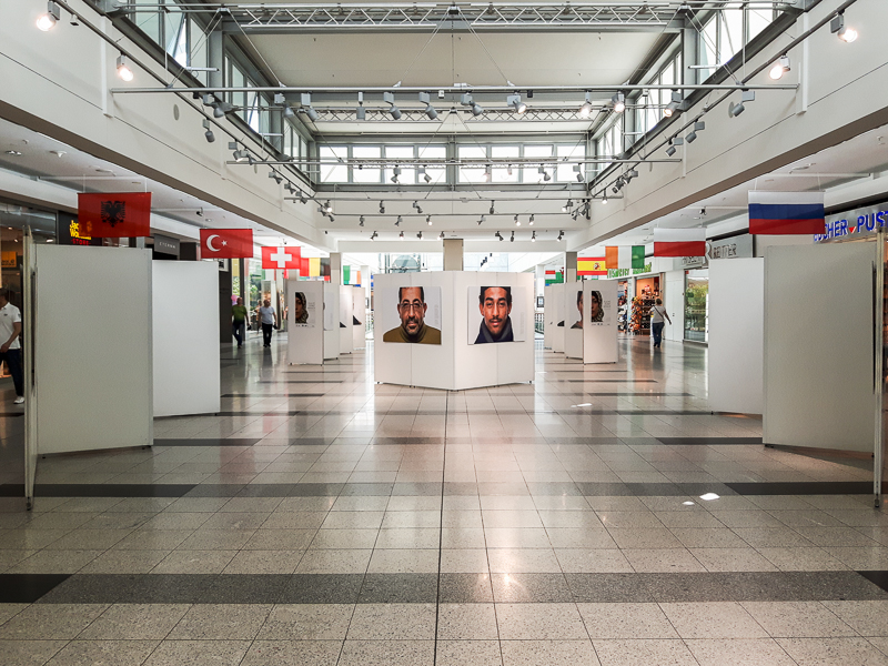 Ausstellung Projekt FLUCHT.PUNKT.MENSCH - Donau-Einkaufszentrum Regensburg 2016